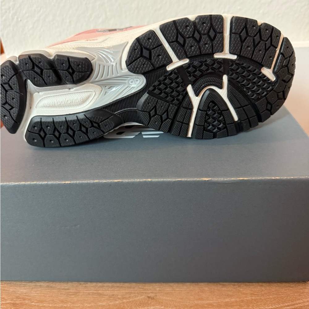 New Balance Kids' 2002 Pink and Silver Sneakers size 3 NIB - Picture 5 of 5